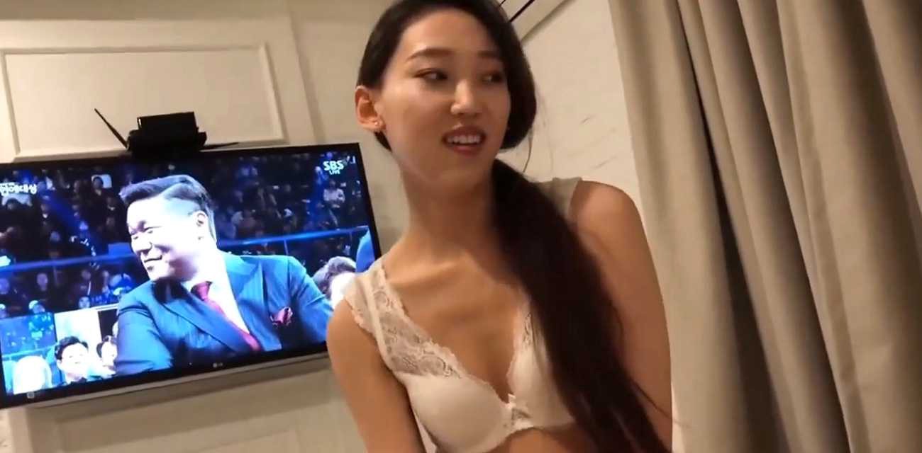 “舒服吗” “疼” 漂亮美女吃鸡啪啪不让拍 妹子被无套插了几下鲍鱼直接爆菊花内射 怎么流不出来？