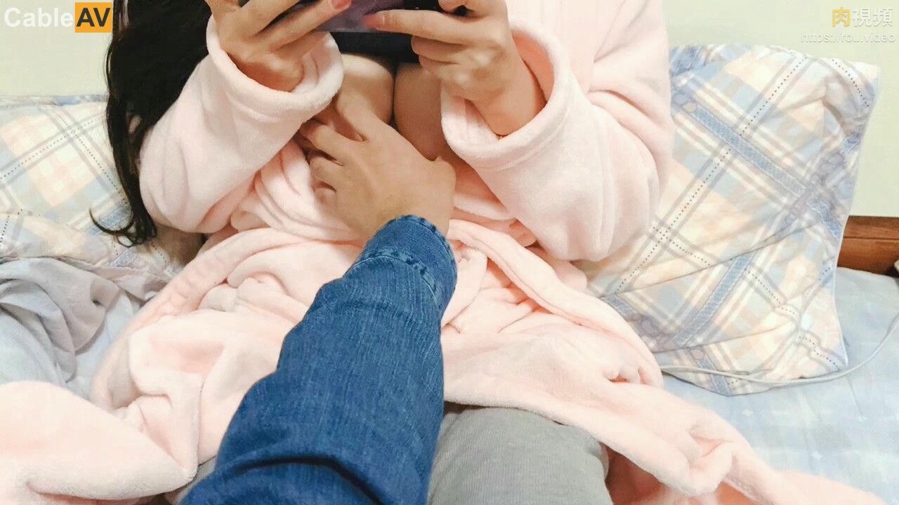 玩游戏时被后入 一边和男友啪啪啪一边玩王者的妹子 这奶子这皮肤都是难得的极品