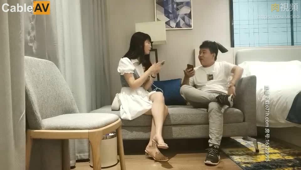 《太子探花》亲自出马酒店约炮白裙美眉换上情趣内衣黑丝啪啪